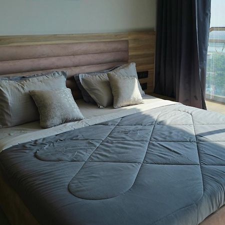 The Luxe Living Hotel Noida Bagian luar foto
