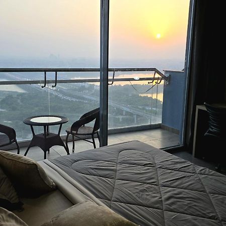 The Luxe Living Hotel Noida Bagian luar foto