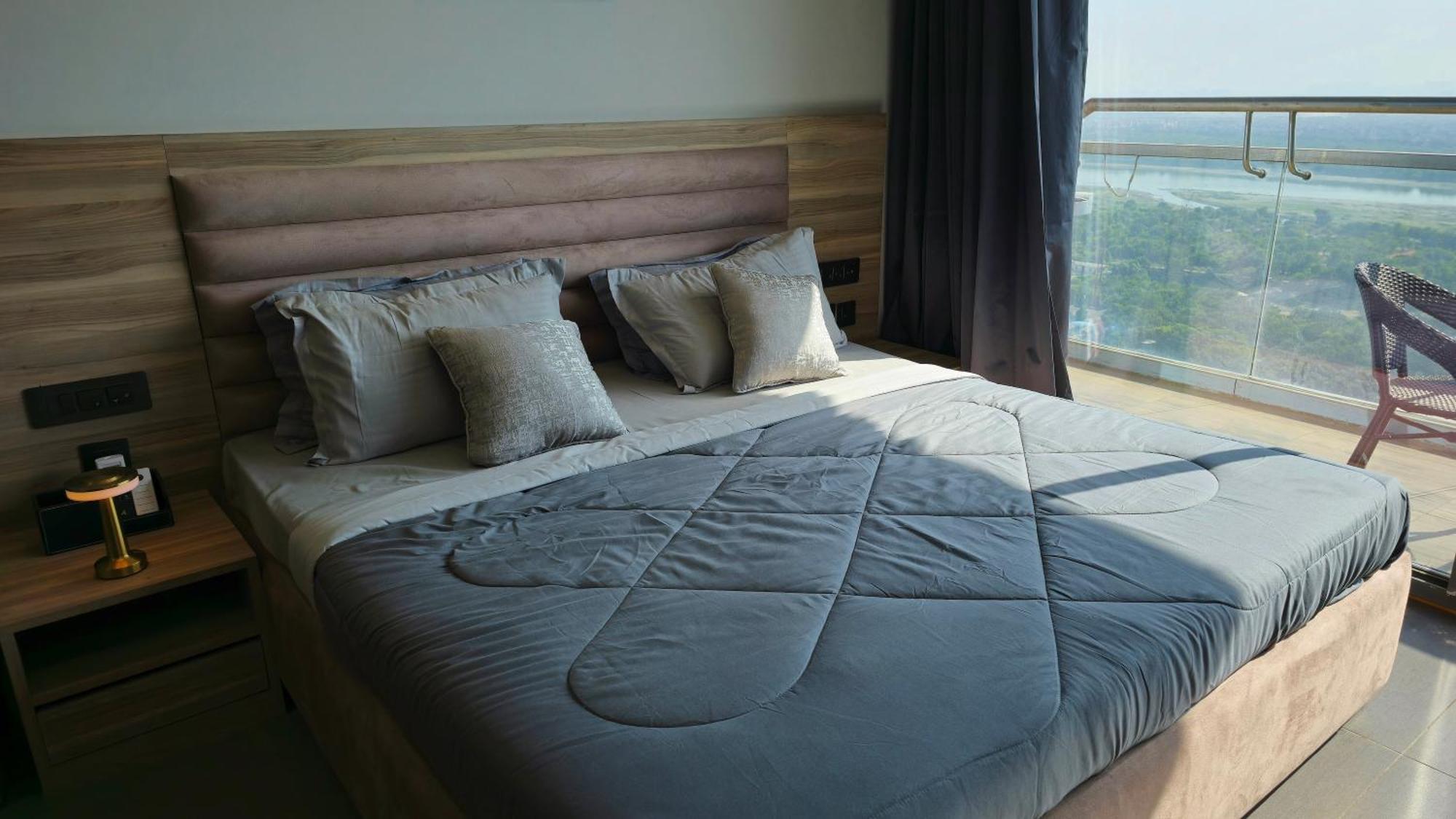 The Luxe Living Hotel Noida Bagian luar foto