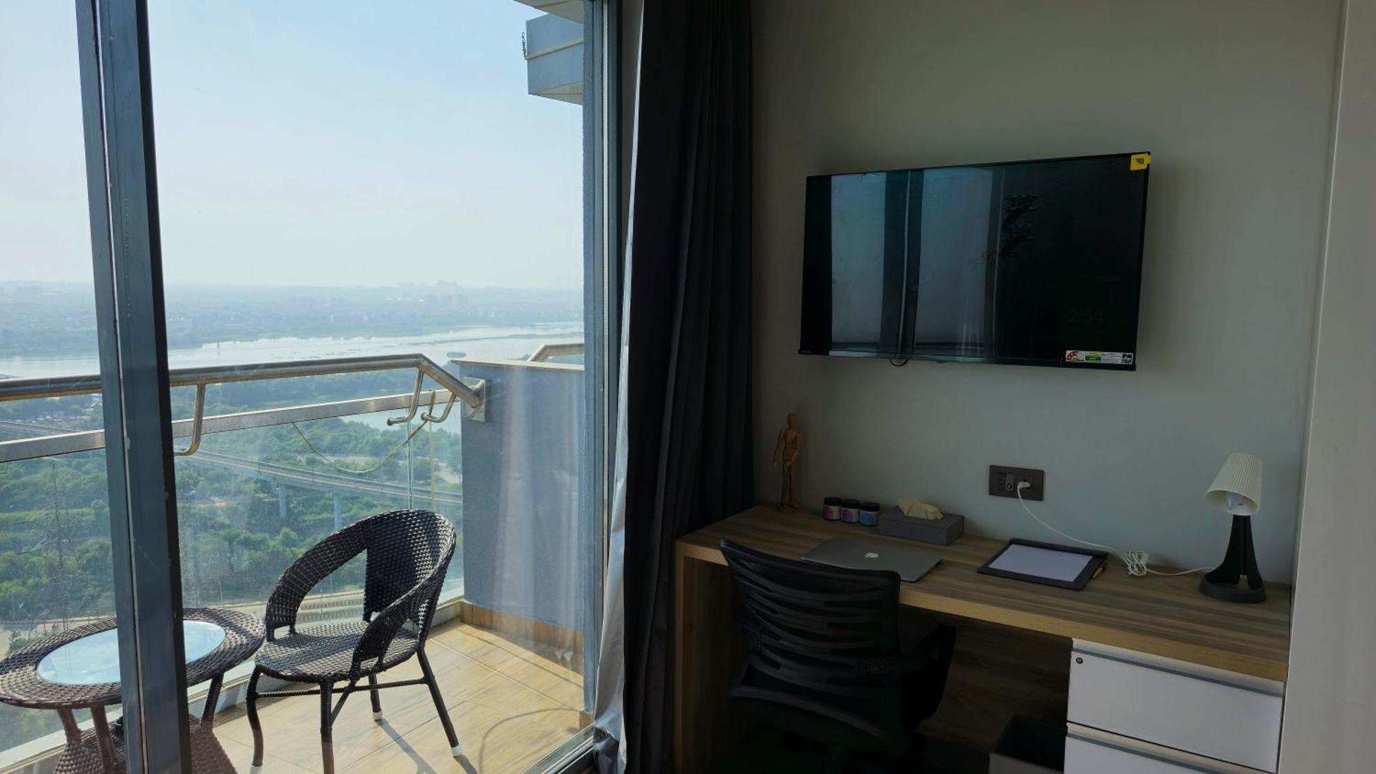 The Luxe Living Hotel Noida Bagian luar foto